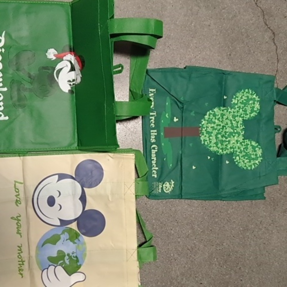 Lot 5 Disney sweatshirt, 3 recycle bags, & 1 Disney bucket - Picture 4 of 8